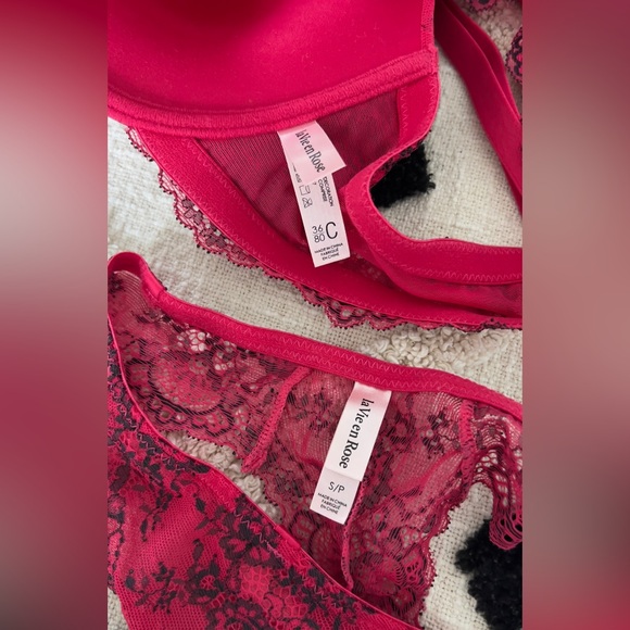La vie en rose red and black lace magnetic bra and thong set - Picture 4 of 5